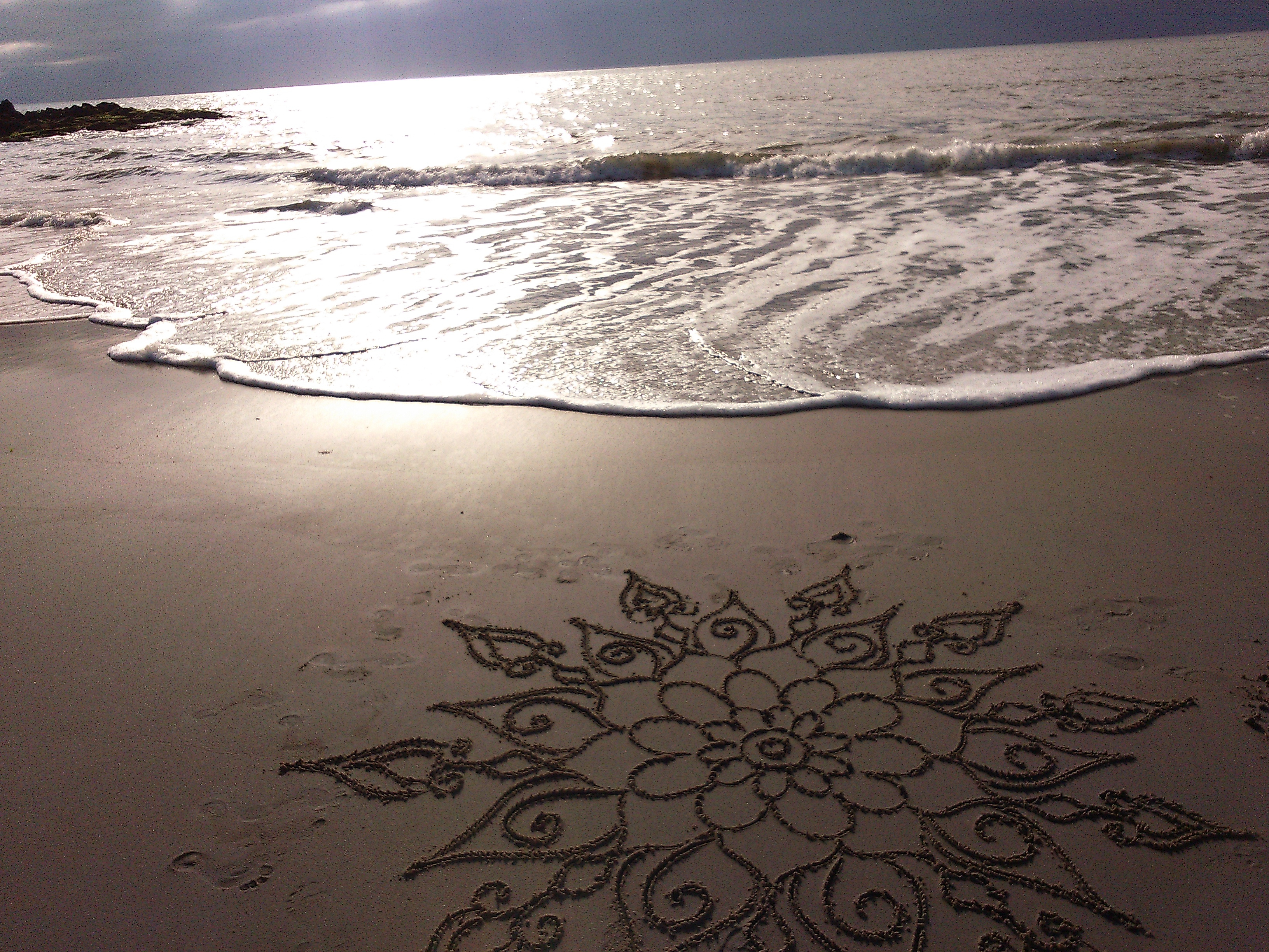 FREEHAND MANDALA ON THE SAND